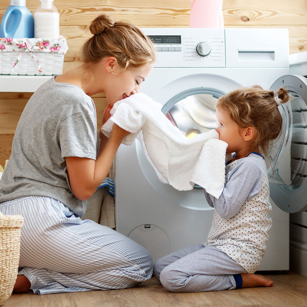 Mutter mit Tochter beim Waschen und Trocknen